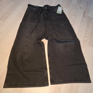 Svarta baggy jeans från H&M - Säljer ett par nya svarta jeans från H&M. De har en baggy passform. Perfekta för höst och vinter med en stilren och bekväm design. 
