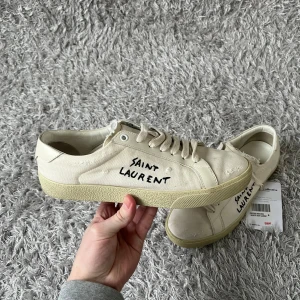 Saint Laurent sneakers - Säljer dessa SL skorna som är perfekt dojorna till våren! | Skorna är i riktigt fint skick och modellen är distressed så ska se lite slitna ut, utöver det är nått litet tecken på användning men allt kan ses på bilderna! | Äktahetsverifierade✅ | Ställ gärna frågor innan du köper!