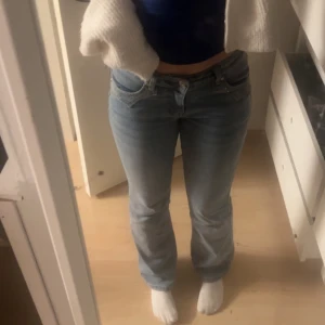 Lowaist bootcut jeans madlady - Madladys nysläppta lowaist bootcut jeans ”taylor” i ljusblå, helt nya använda en gång i storlek 34/short men passar mig som är 164 nypris 799kr 