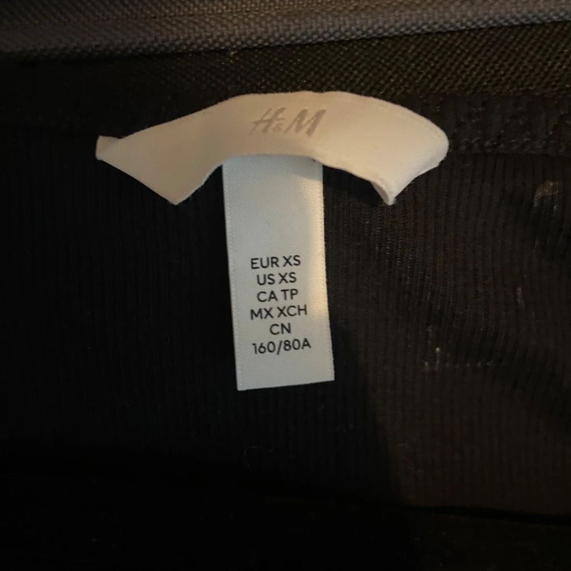 Svart kroppad tröja från hm  - 91