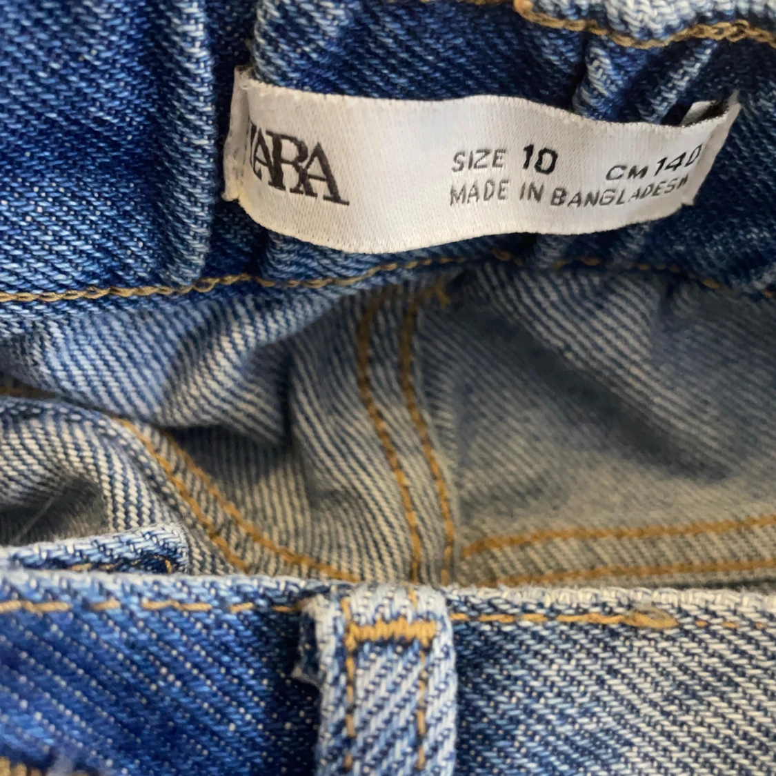 Blå jeansshorts med slitningar - 93