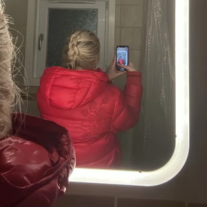 Röd jacka från Dolomite - Snygg röd dunjacka från Dolomite med huva och dragkedja i storlek L 🥰