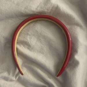 Rött diadem - Snyggt rött diadem med en glansig yta aldrig använt då jag råka köpa dubbelt💕
