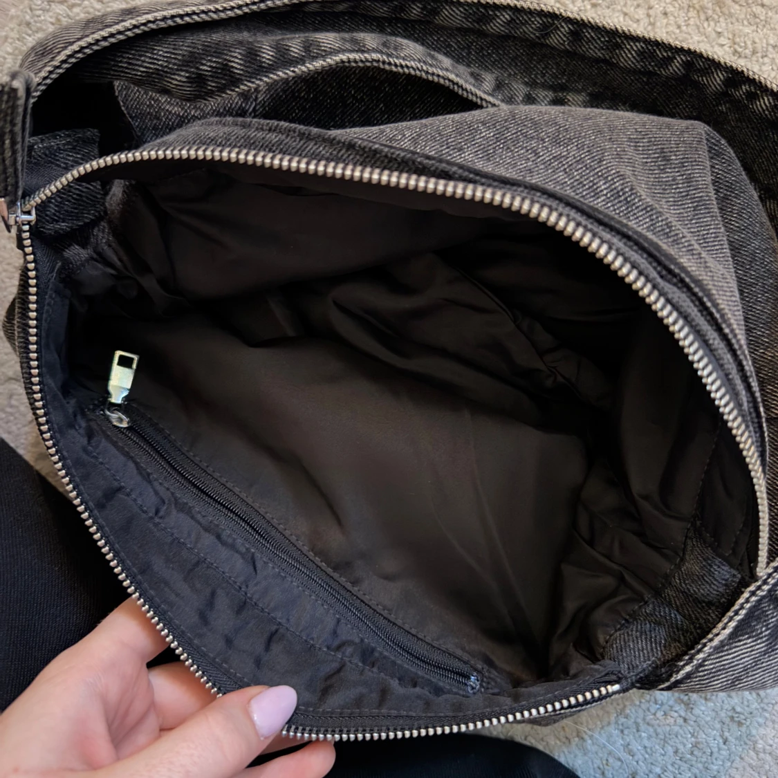 Svart axelväska från Divided - 2