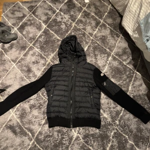 Moncler cardigan - Moncler cardigan som passar fint till både tjejer och killar. Storlek: Medium. Skick: 9/10. Klicka gärna köp nu, frakt samma dag! 