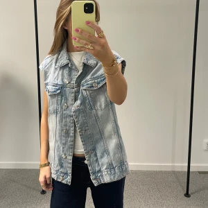 Jeans väst  - Jeansväst från Gina Tricot, använd endast en gång🪩