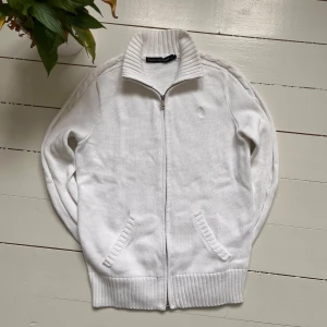 Ralph Lauren cardigan - Riktigt bra skick Ralph Lauren zip up, ganska tjock och väldigt snyggt broderat på armarna men mer, storlek S men passar även mindre. Kom med frågor🙌 ändå defekten är att lappen håller på att gå sönder inuti/ ramla av.