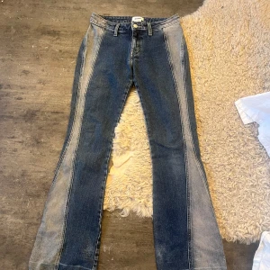 Blå jeans från Weekday - Snygga blå jeans från Weekday med cool design🤍