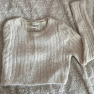 Vit ribbad tröja🫶🏻 - Säljer denna vita, fluffiga och gosiga toppen köpt från ASOS men i märket Topshop. Använd fåtal gånger, väldigt fint skick i stl S.😍