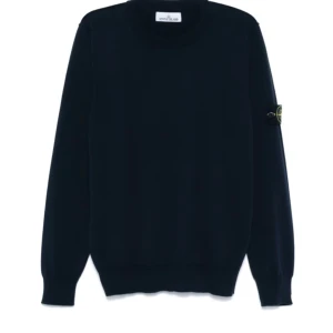 Stone Island tröja - Säljer en stilren tröja från Stone Island med deras ikoniska märke på ärmen. Tröjan har långa ärmar och är perfekt för en casual look. Passar bra till både jeans och chinos. Perfekt för dig som gillar en klassisk och tidlös stil. Skicket är 10/10⭐️. Pris går att diskuteras vid snabb och smidig affär🤗