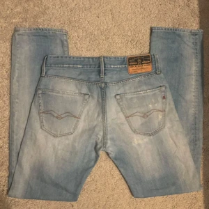 Replay Jeans - Snygga ljusblå jeans från Replay med klassisk femficksdesign och knappgylf. De har en lätt tvättad look blandat med schyssta slitningar. Skulle beskriva skicket som 8/10. Byxorna är i storleken 29/32. |Nypris ligger omkring 1600kr| mitt pris 499kr|, pris är diskuterbart vid snabb affär. Hör gärna av dig vid eventuella frågor eller funderingar.