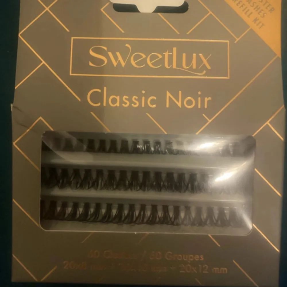 Sweetlux Classic Noir fransar i svart. Perfekta för att skapa en dramatisk look med 60 individuella fransar i varje förpackning. Lätta att applicera för en fylligare franslinje.. Beauty.