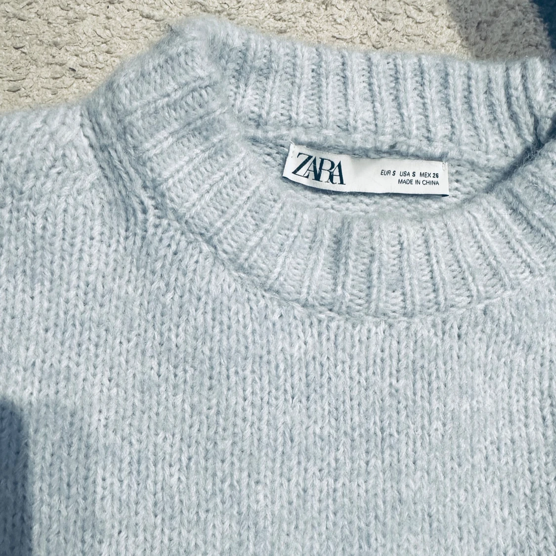 Ljusblå stickad tröja  - 1