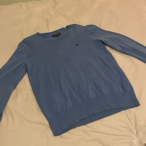 Ralph Lauren stickad crewneck - Tjena, säljer nu denna sköna sticka crewneck tröja ifrån polo Ralph Lauren i ljusblå färg. Tröjan är använd varsamt och har inga somhelst skavanker. Mitt pris är 349! Skriv vid frågor eller funderingar😊