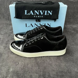 Lanvin Cap Toe DBB1 | 44 - Storlek: EU 44 - UK 10 (Lanvin passar upp till en storlek större) Skick: Väldigt fint skick Färg: Svart Tillbehör: Orginalbox, dustbag, extra snören.