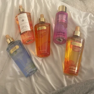 Amber Romance Fragrance Mist från Victoria's Secret - Amber Romance Fragrance Mist från Victoria's Secret i en elegant orange flaska med gyllene detaljer. Doften kombinerar amber och crème anglaise för en varm och förförisk upplevelse. Perfekt för att ge en touch av lyx till din dagliga rutin.
