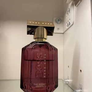 Hugo boss the scent for her magnetic  - Hugo boss the scent for her magnetic, 50ml flaska men något använd. En väldigt god och blommig doft. 