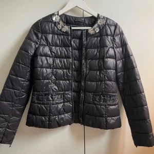 Snygg jacka - Supersnygg jacka från sisley. Storlek 160 men passar mig som är xs-S. 