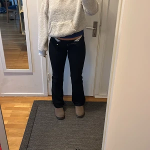 Svarta jeans  - Snygga svarta byxor med dragkedja framtill. De har en tight passform och är lågmidjade. Nedsydda själv, men bra gjort och absolut inget man tänker på när de är på. Midjemått rakt över: 34 cm