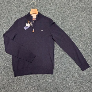 Navyblå merinoull half zip tröja MORRIS - Säljer en helt oanvänd  stilren navyblå tröja från Morris med dragkedja vid halsen och ett diskret broderat emblem på bröstet. Tröjan är tillverkad i ett merino wool extrafine och har långa ärmar med ribbade muddar.