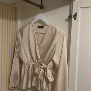 Top Anida  - Säljer denna fina blusen från missay. Klippt bort lappen men aldrig använd. Storlek XS/S