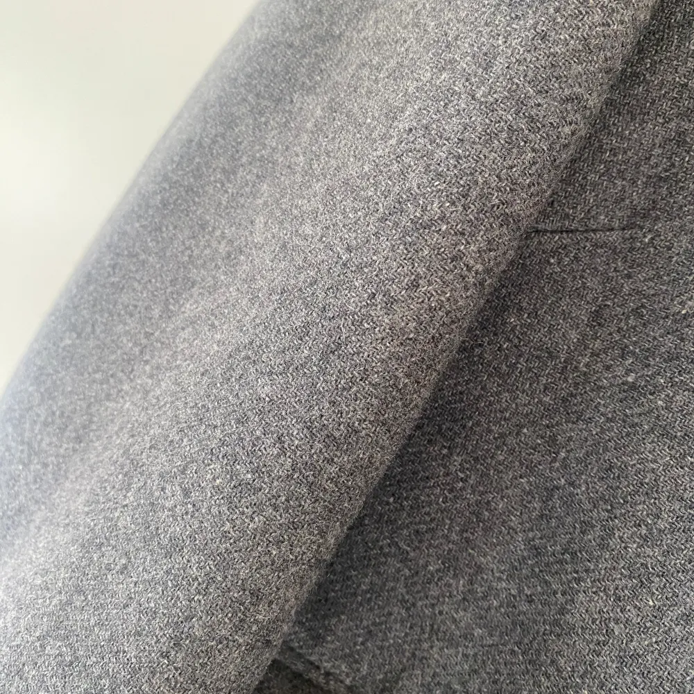 Så fin grå ullkappa från h&m premium kollektion. Storlek S, sparsamt använd. . Takit.