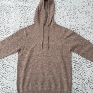 Beige Merino/Kashmir hoodie - Beige hoodie i Merino och Kashmir blandning! Storlek XS! Helt ny! Skriv vid frågor