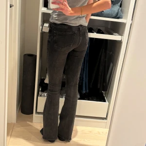 Svarta bootcut jeans - Snygga midwaist svarta bootcut jeans. Midjemått: 33cm rakt över, innerbenslängd: ca 80cm🤍