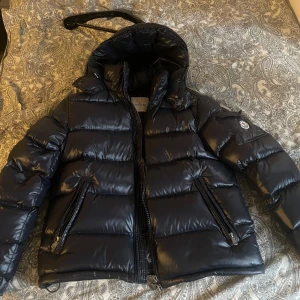 Moncler Maya - Säljer min äkta moncler maya, storlek 3, nfc scan funkar, säljer jackan för inte kommer till användning, använd under vinter period bara, skick som ny, kvitto finns⭐️