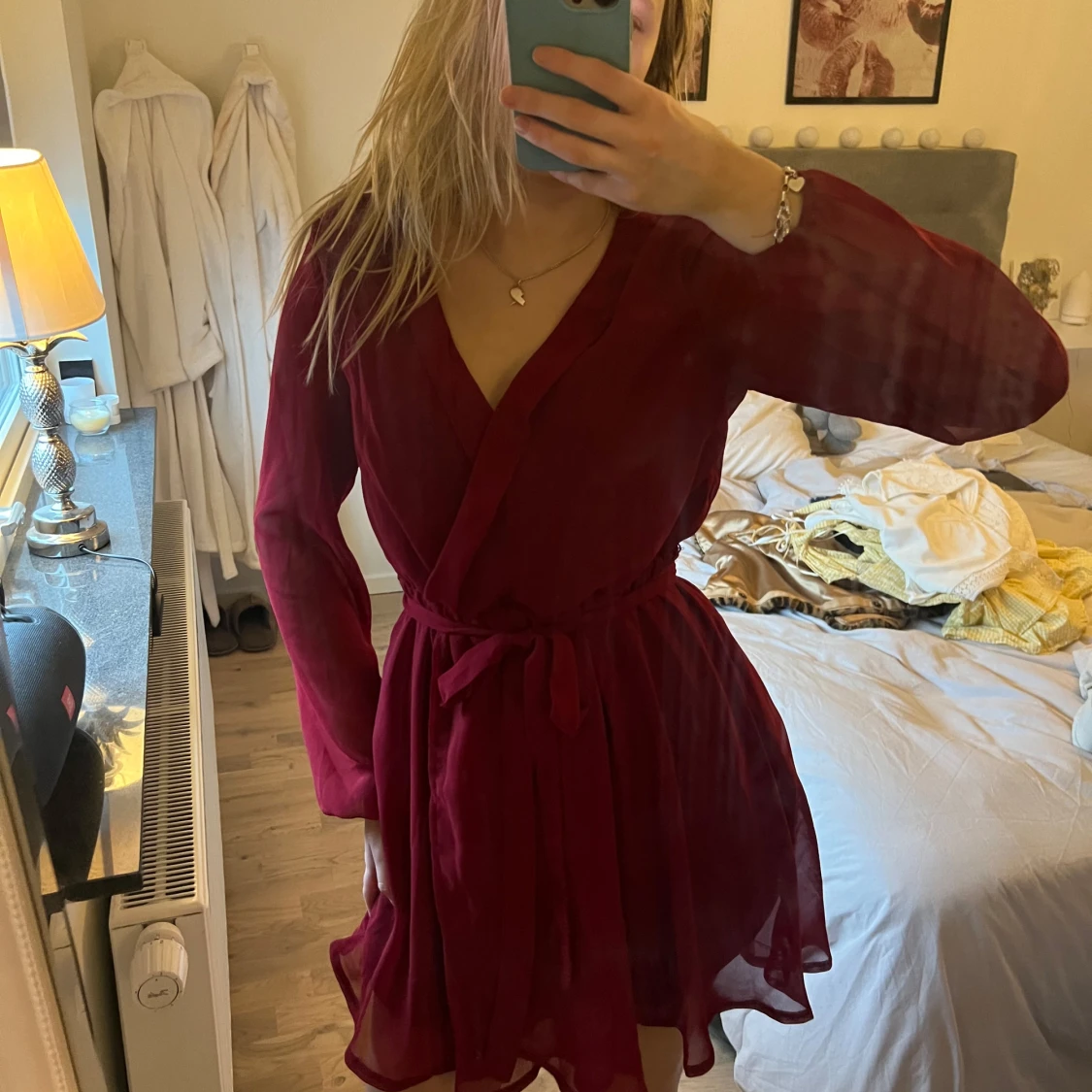 Vinröd klänning med knytband - 1