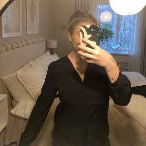 Svart blus med knappar - Blus från veromoda. Super fint skick. Storlek s. Nypris 500kr 