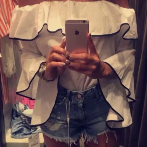 Vit offshoulder blus med volangdetaljer Zara  - Sååå fin sommar blus ifrån Zara. Säljs inte längre och passar tyvärr inte mig den är i mycket gott skick. Hör av er om ni har några frågor 💕💕pris går att diskutera vid snabb affär 