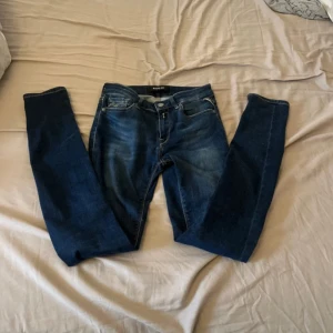 Säljer min mörkblåa replay jeans med bekväm passform - Bra skick tvättade en gång