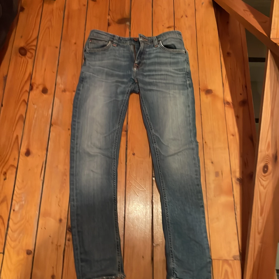 Säljer ett par nudie jeans som är för små för mig. De är riktigt snygga och passar till det mesta. Dem är i bra skick och har använts sparsamt. - 4