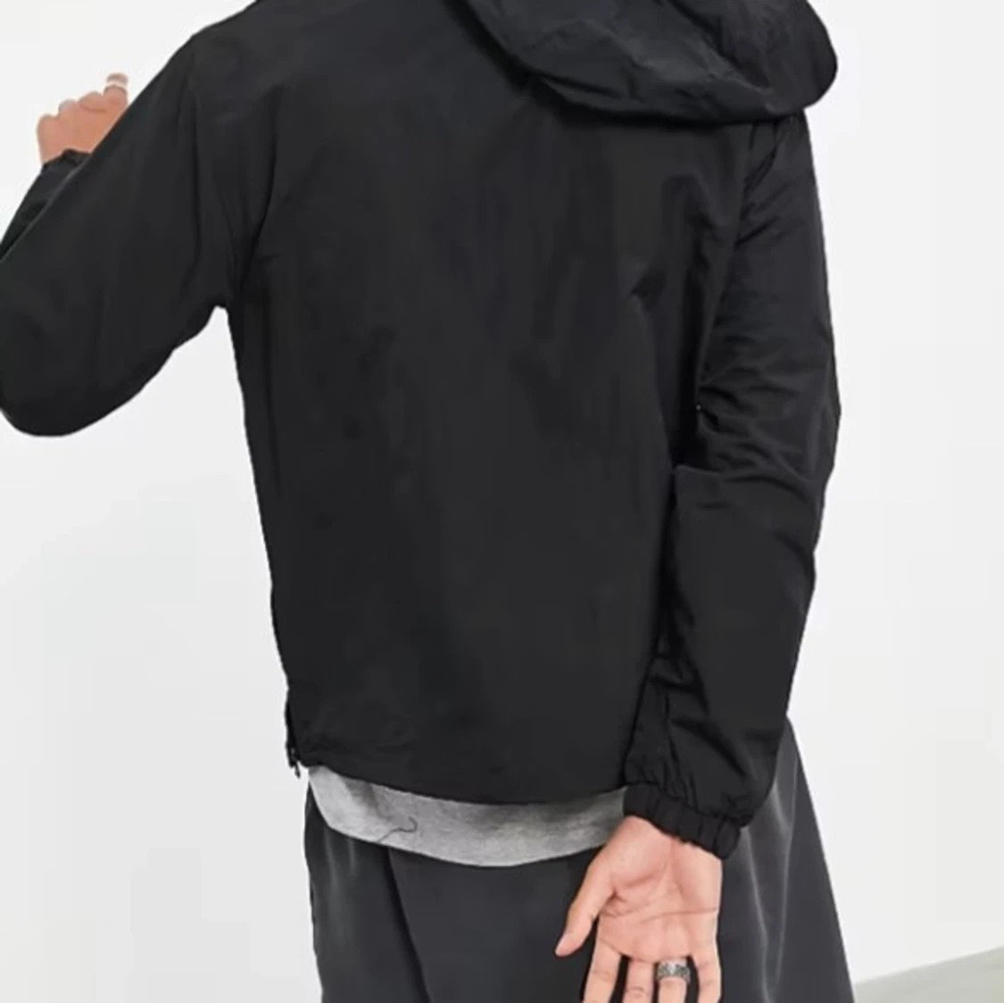 Svart vindjacka från Pull&Bear - 2