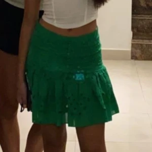 Grön kortkjol med volang - Snygg grön kortkjol med volangdetaljer. Använd få gånger, bra skick köpt från Zara 