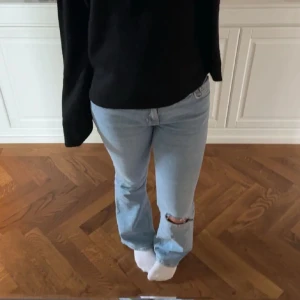 Ljusblå jeans från Gina Tricot - Snygga ljusblå jeans från Ginatricot hålen är gjorda själv och de är andvända max 3 ggr säljer då de är för små och bilderna är från förra säljaren strl 36💕💕