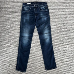 Replay Anbass Hyperflex  - Replay anbass hyperflex jeans - Slim fit passform - Storlek W31/L32 - Nypris runt 1800kr -  Deluxecloset