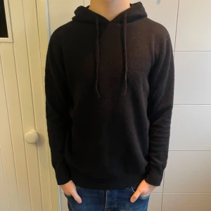 Merinoull Hoodie - En riktigt snygg Merinoull Hoodie i en svart färg! Storlek S, modellen är 179 cm lång. Använd max 3 gånger, inga defekter! Hör av dig vid intresse😊