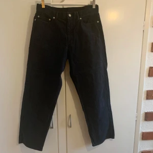 Manchesterbyxor från Arket - Snygga mörkblå Manchester byxor från Arket med klassisk femficksdesign och knappgylf. Perfekta för en stilren look. Passar till många olika outfits och tillfällen. Är strl 48 och passar folk i längden 182-174. Om ni har några frågor är det bara att höra av sig!