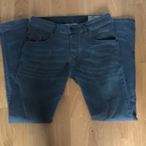 Grå tapered byxor från Diesel - Snygga grå tapered byxor från Diesel, modell D-Bazer. Byxorna har en stilren design med fem fickor och knappgylf. Skick 9/10 säljer för att de inte passar 