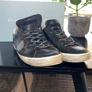 Philipe Model PRSX - Säljer svarta Philipe Model low/PRSX. De är i hyfsat bra skick. Deffekter på insidan av skon därav det nedsatta priset men det är lätt att fixa. Det finns inte billigare pris på just denna svårfunna modellen så skynda och köp! Pris kan diskuteras 