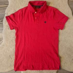 Morris piké röd  - Säljer en snygg röd pikétröja från Morris i storlek S. Tröjan är tillverkad i 100% bomull och har en klassisk krage med knappar. Perfekt för en stilren look.