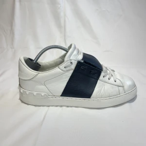 Valentino opens  - Valentino Garavani - skick 9/10 - storlek 40 passar 41 - nypris ca 7200kr mitt pris 2399kr - garanterat äkta - made in Italy 🇮🇹- pris kan diskuteras vid snabb affär!