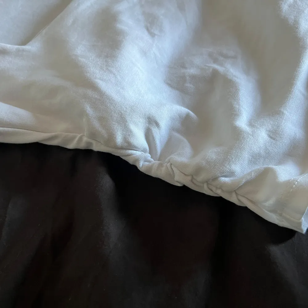 Säljer en stilren vit croppad topp från Zara. Toppen har korta ärmar och en fyrkantig halsringning som ger en modern look. Perfekt för varma dagar eller som en basplagg i garderoben.. T-paidat.