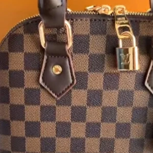 Väskor - Finns av de mesta väskorna inne. Hör av er vid intresse och om ni vill lägga en beställning 