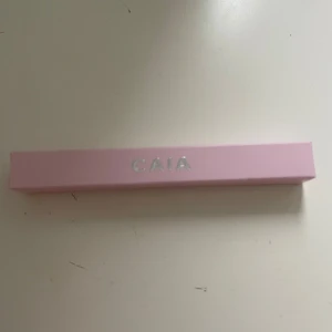 Ögonskuggs penna från CAIA - Snygg ögonskugga från CAIA i nyansen 'Snow Spice'. Förpackningen är stilren och rosa med silvertext. Perfekt för att ge dina ögon en elegant touch. Oanvänd💓