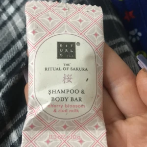 The Ritual of Sakura Shampoo & Body Bar - Upptäck en lyxig shampoo och kroppstvål från Rituals med doft av körsbärsblomma och rismjölk. Perfekt för en avkopplande duschupplevelse.