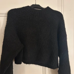 Svart stickad tröja från Gina Tricot - Säljer en svart stickad tröja från Gina Tricot. Skön och sticks inget alls, nästintill oanvänd, storlek S