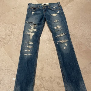 Jeans - Lågmidjade från hollister, står w24, känns som en 34💞Midjemått tvärs över: 34 Innerbenslängd: 78